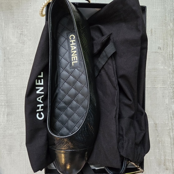 EUC CHANEL Black Glazed Calfskin Ballet Flats with Pearls/Charms Anklet Size 42 - Picture 8 of 9